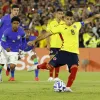 Gustavo Puerta de Colombia patea el penalti que no pudo convertir ante el portero Kaique de Brasil, en un partido de la fase final del Campeonato Sudamericano Sub-20 entre las selecciones de Colombia y Brasil en el estadio El Campín en Bogotá.