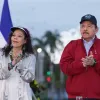 El presidente de Nicaragua Daniel Ortega (d), junto a su esposa y vicepresidenta Rosario Murillo (i), durante un acto el martes en Managua (Nicaragua).