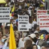 Miles de personas participan en una marcha contra las reformas del Gobierno del presidente, Gustavo Petro, hoy en las calles de Medellín.