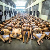 La megacárcel de El Salvador recibe a los primeros presos. 