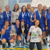 El equipo de baloncesto femenino de la Universidad de Caldas posa con las medallas de oro ganadas en el Zonal de los Juegos Nacionales Universitarios para docentes y administrativos.