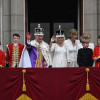 El rey Carlos III y la reina consorte Camila de Reino Unido saludan desde el balcón del Palacio de Buckingham a los ciudadanos, luego de la ceremonia de coronación celebrada en la Abadía de Westminster en Londres. La última coronación fue la de la reina Isabel II hace 70 años, tras la muerte de su padre el rey Jorge VI.