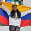 Ingrid Segura celebra con la bandera de Colombia las dos medallas que ganó en el Panamericano de Pesas que se cumple en Manizales. 