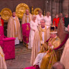 Tras coronar a Carlos como rey del Reino Unido, el arzobispo de Canterbury, Justin Welby (izquierda), coreó a viva voz el tradicional "God Save The King" y fue acompañado al unísono por toda la Abadía de Westminster.