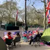 Ciudadanos británicos y turistas acampan desde principios de semana para tener el mejor lugar para ver la caravana del rey.