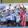  Jugadores de Uruguay celebran con el trofeo de campeones de la Copa Mundial de Fútbol sub-20 tras vencer a Italia hoy, en el estadio Diego Armando Maradona en La Plata (Argentina).