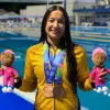 Stefanía Gómez con las dos medallas del día en la natación de los Juegos Centroamericanos y del Caribe en El Salvador: 50 metros pecho y 200 combinado.