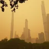 Humo resultante de los incendios forestales canadienses mientras envuelve ayer los edificios cercanos al famoso Central Park de Nueva York. 