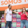 Carlos Alberto Arias y Paula Toro hablan ante el público en el parque Ernesto Gutiérrez luego del anuncio del apoyo político de Arias a Toro. 
