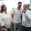 El electo gobernador de Caldas, Henry Gutiérrez Ángel, en compañía de su esposa, Estela Salazar Granada, y de su hijo menor, Felipe, celebran el triunfo.