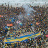 Fotografía aérea de aficionados de Boca Juniors mientras se reúnen para celebrar y cantar a favor de su equipo en la previa de la final de la Copa Libertadores ante Fluminense, ayer, en la playa de Copacabana, en Río de Janeiro (Brasil).