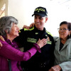 Las hermanas Loaiza Hincapié, de 82 y 86 años, sonríen al conocer su nueva casa en Aranzazu, construida por el subcomisario de la Policía Caldas Luis Alfonso Bustamante Gómez