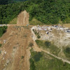 La vista aérea de sitio donde ocurrió el derrumbe en la vía Quibdó - Medellín.