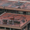 Cárcel del Turi mientras militares y policías buscan retomar el control del centro penitenciario, en Cuenca (Ecuador). 