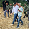 El mandatario colombiano, Gustavo Petro (centro), recorrió este domingo la zona del derrumbe en inmediaciones de El Carmen de Atrato (Chocó).