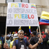 Manifestantes participan en una movilización popular en apoyo al presidente de Colombia, Gustavo Petro, hoy, en Bogotá