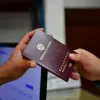 Entrega pasaporte colombiano