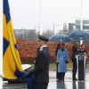 El primer ministro sueco, Ulf Kritersson, pronunciando un discurso durante la ceremonia de alzamiento de la bandera de Suecia en la sede de la OTAN en Bruselas. A su lado están la princesa heredera de Suecia, Victoria, y Jens Stoltenberg, el secretario general de la OTAN. 