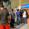 Los aficionados en las afueras del Palogrande, comprando las boletas para el domingo, para el partido Once Caldas - Envigado