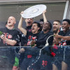 Los jugadores de Leverkusen celebran el campeonato de la Bundesliga después del partido de fútbol entre Bayer 04 Leverkusen y SV Werder Bremen en Leverkusen, Alemania.