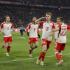 Joshua Kimmich (6) celebra con sus compañeros del Bayern Munich después de anotar el 1-0 durante los cuartos de final de la Liga de Campeones de la UEFA, en el partido de vuelta ante el Arsenal en Munich, Alemania.