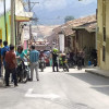 En la esquina de la casa de la derecha se presentó la balacera en Aguadas (Caldas).
