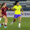 Claudia Pérez (i) de Venezuela disputa el balón con Vi Amaral de Brasil este jueves, en un partido de la cuarta fecha de la ronda final del Sudamericano Femenino Sub-20 en el estadio Modelo Alberto Spencer en Guayaquil (Ecuador).