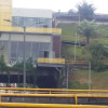 Maleza y musgo crece en la fachada del Centro Deportivo Las Terrazas de La Autónoma. 