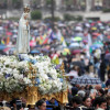 Una estatua de Nuestra Señora de Fátima se ve durante la Procesión de Despedida en las ceremonias religiosas de la peregrinación al Santuario de Fátima en Ourem, Portugal.