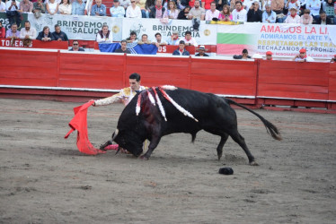 Alejandro Talavante de rodillas en su primer toro de la tarde. 