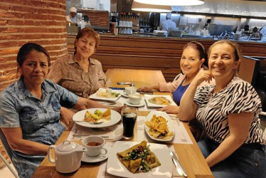 A Claudia Muñoz (última en la foto) sus amigas María Elena Giraldo, Nelly Valencia y Beatriz Forero le celebraron su cumpleaños en un restaurante de Manizales. 