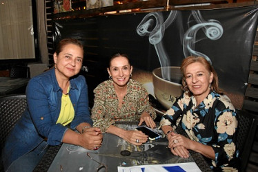Foto | Argemiro Idárraga | LA PATRIA Esperanza Valencia, Elena María Gómez y Rosa Jaramillo, exalumnas de la Universidad de Manizales, se reunieron en el restaurante La Azotea.