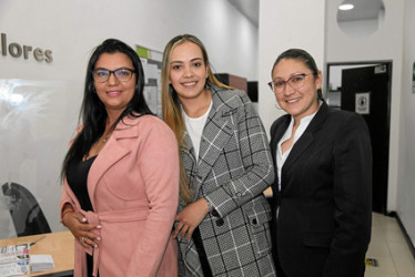 Luz Andrea Arbeláez, Laura Carolina Duque y Marleny Pérez. Funcionarias de Credivalores, durante la celebración del Día de la Mujer.