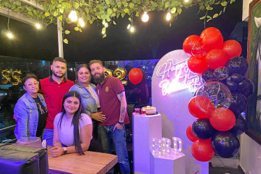 Amary Posada, Nicolás Posada, Francy Posada, Mariana Posada y Clinton Montoya, se reunieron en una comida para celebrar el cumpleaños de Nicolás.