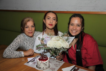 Foto | Argemiro Idárraga | LA PATRIA Isabela Diaz Melán festejó su cumpleaños con una cena en el restaurante La Farfalla junto a Yolanda Melán Molina y Juana María Tibaquira Díaz.