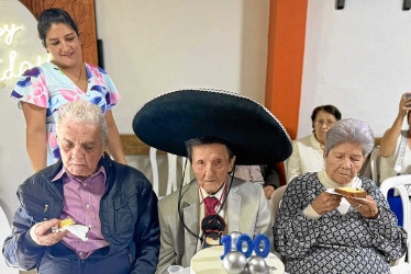 Foto | Jorge Iván Castaño | LA PATRIA Miguel Ángel acompañado de sus dos hermanos Lucila, de 96 años, y Merardo, de 86 años.