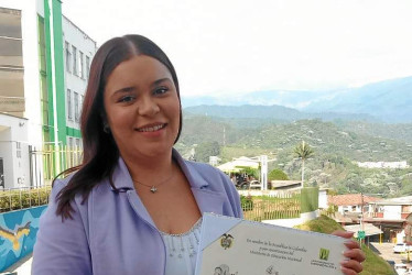 Foto | Henry Giraldo | LA PATRIA La manzanareña Estefanía Mozo Vélez recibió su grado de comunicadora social y periodista de la Universidad de Manizales. Sus familiares y amigos la felicitan por su nuevo logro.