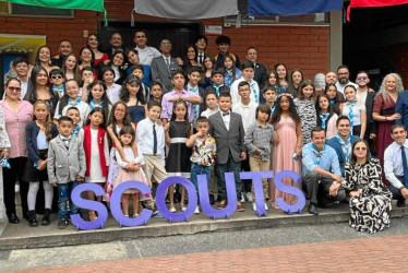 Unas 90 personas participaron de la celebración. En la foto están 77 miembros actividad de grupo scout.