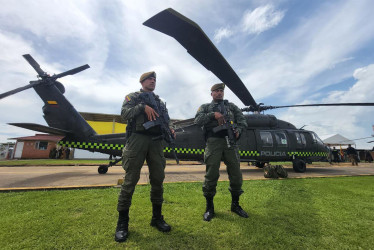 Fotografía cedida hoy por la Presidencia de Colombia que muestra a efectivos junto a uno de los helicópteros donados este miércoles por parte de EE.UU, en San José del Guaviare (Colombia). 