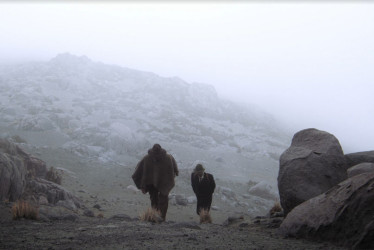 Imangen de los portagonistas de Sereno caminando por el Nevado del Ruiz 