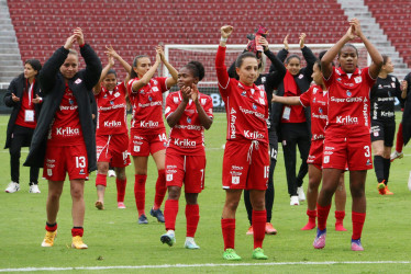 Integrantes del equipo America de Cali festeja hoy, su victoria ante Deportivo Cali durante la Copa Libertadores Femenina, en el estadio Rodrigo Paz Delgado en Quito (Ecuador).