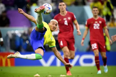 El delantero brasileño Richarlison se eleva en el aire para marcar su segundo gol ante Serbia.