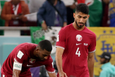 La tristeza de los jugadores de Catar al conocer su eliminación anticipada de la Copa Mundial. Luego de perder (1-3) contra Senegal y que Ecuador empatara (1-1) con Países Bajos. 