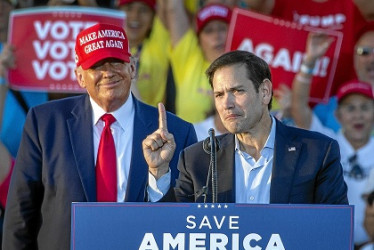 El senador de Florida Marco Rubio habla en un mitin de campaña con el expresidente estadounidense Donald Trump en apoyo a la reelección de Rubio en las elecciones intermedias, en Miami, Florida