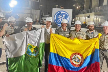 El alcalde de Medellín, Daniel Quintero, se desplazó a la obra para acompañar las horas cruciales del proyecto.