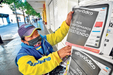 La última edición impresa de El Periódico circuló ayer en Ciudad de Guatemala. "Nos transformamos para seguir resistiendo", señala la portada del 30 de noviembre.