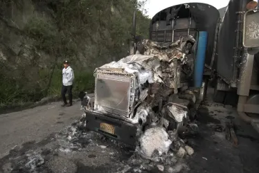 Fotografía de este martes que muestra un camión que fue incendiado en una carretera de Norte de Santander. Hombres armados incendiaron ayer siete grandes camiones que circulaban con carga por una de las principales carreteras de este departamento.