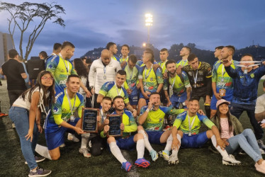 El equipo ganador celebra su título. Su mejor actuación había sido en el 2020, cuando logró un tercer puesto en el torneo villamariano.