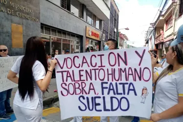 Empleados del Hospital San Marcos marchan por Chinchiná, reclaman el pago de su salario