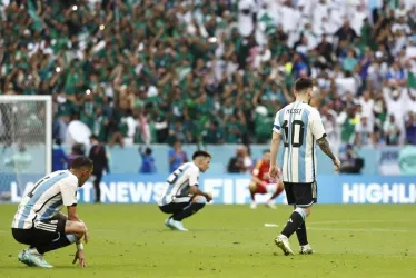 Lionel Messi y jugadores de Argentina reaccionan hoy, en un partido de la fase de grupos del Mundial de Fútbol Qatar 2022 entre Argentina y Arabia Saudita en el estadio de Lusail (Catar).